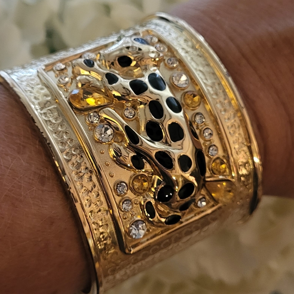 NWOT Lilly Pultzier Ciff Bracelet! Absolutely Stunning!!